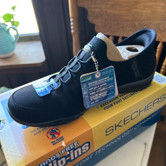 Sketchers - Picture 2 of 3